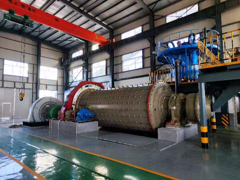 Машини Qingdao Qingzhong и др. Общ договор Проект Zhaoyuan Xindongzhuang 2 000 тона за растение за преработка на злато